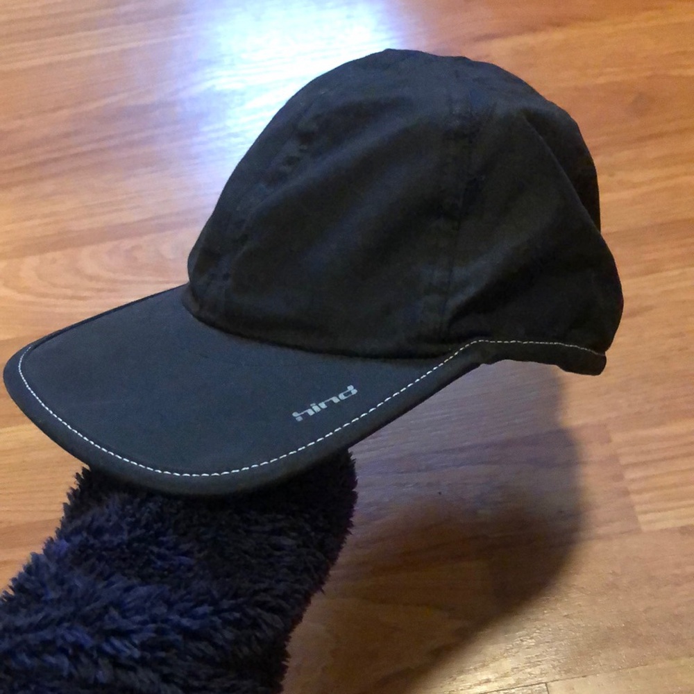 Black running brimmed cap, Hind